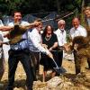 Steine und Erde flogen, viele packten an: im Bild Klinikleiter Prof. Romanos (3. von links), rechts von ihm OB Georg Rosenthal, Beate Blaha (Sternstunden) und Uniklinik-Direktor Christoph Reiners.