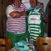 Super-Geschenk: Uwe Kolbeck (links), Teamleiter der U17 der SpVgg Greuther Fürth, hatte für Wolfgang Taubert zwei Trikots der Siegermannschaft aus dem Vorjahr dabei.