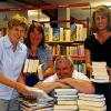 Haben gut lachen: Die Leitering der Ochsenfurter Stadtbibliothek, Barbara Süsskind und ihre beiden Mitarbeiterinnen Irmgard Lang und Katharina Milinkovic freuen sich gemeinsam mit Bürgermeister Rainer Friedrich über das erneut hervorragend Abschneiden im Bibliotheksindex BIX.