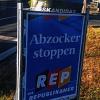 An der Kreuzung von B8 und B19 wurde ein Plakat von Grünen-Kandidat Martin Heilig mit einem REP-Plakat überdeckt.Foto: Pumpurs