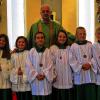 (ak)   Ministranten gehören nach wie vor zum prägenden Bild der Gottesdienste. Deshalb ist es wichtig, den Nachwuchs für diesen Dienst zu begeistern. Bei der Eucharistiefeier wurden in der Pfarrei St. Johannes der Täufer in Großeibstadt nun sechs neue Minis eingeführt. Pfarrer Piotr Bruski dankte ihnen für ihre Bereitschaft, diesen wichtigen Dienst zu übernehmen und hieß sie in der Ministrantenschar herzlich willkommen. Im Bild (von links) Cheyenne Floth, Laura Pfisterer, Franziska Ziegler, Pfarrer Piotr  Bruski, Luisa Friedrich, Moritz Neugebauer und Elias Neugebauer.
