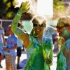 (kt)   Farbenfroh wird es am kommenden Sonntag in der ehemaligen US-Kaserne in Bad Kissingen. Ab 12 Uhr wird dort ein Holi-Festival veranstaltet. Holi – eigentlich das indische Frühlingsfest und eines der ältesten Feste der Welt – schwappte vor kurzer Zeit nach Europa und Deutschland über. Nach der indischen Tradition wird auch hier bunt gefärbtes Maispulver in die Luft geworfen. Im Juli vergangenen Jahres wurde das Fest der Farben erstmals in Berlin veranstaltet. Seitdem verteilt das Festival seine Farben in ganz Deutschland. Und jetzt eben auch in Bad Kissingen. Rund 1700 Zusagen sind bereits am Dienstagnachmittag auf der Facebook-Seite des Festivals eingegangen. „Bad Kissingen wird bunt“ ist dabei wörtlich zu nehmen – Farbe im Wert von 20 000 Euro steht bereit, ab 14 Uhr läuft stündlich ein Farbcountdown. Wem das noch nicht zu bunt ist, kann zusätzlich beim Eintritt Farbbeutel erwerben. Acht DJs übernehmen am Sonntag die musikalische Untermalung.