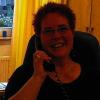 Heimleiterin Karin Karouch in ihrem Element: telefonieren und organisieren für 41 Heimbewohner.