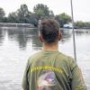 Zwischen Entspannung und Entsetzen: Peter Steinmüller blickt auf den See hinaus, der gerade verfüllt wird.