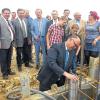 Im Gewerbepark: In das Fundament ließ Hugo Zitzmann, der zusammen mit seinem Bruder Hermann den Betrieb führt, eine Kapsel mit den Bauplänen ein. Dahinter Staatsekretär Gerhard Eck, Bürgermeister Reinhold Stahl (Poppenhausen), Hermann Zitzmann, stellvertretender Landrat Emil Müller und Bürgermeister Siegfried Erhard (Oerlenbach).