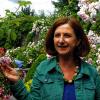 Unter Rosen: Rose-Maria Strobel pflanzte mit anderen Frauen und Männern Rosengeschichte in acht Beeten.