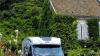 Malerisch: Das Dorf Orches mit seinen engen Gassen und den Felsen im Hintergrund. Gegenüber liegen die Weinberge.