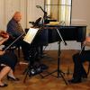 (rf)   „Diese Musik war vor rund 200 Jahren die neue Musik“, erklärte Leiter Siegfried Großmann beim Konzertabend im Schloss Craheim. Mit großer Kenntnis über die Komponisten und ihre Zeit stellte er die Musikstücke den zahlreichen Zuhörern vor. Das „Kegelstatt-Trio“ für Klarinette, Viola und Klavier sowie das Quartett in g-moll für Violine, Viola, Violoncello und Klavier, beide von Wolfgang Amadeus Mozart, erklangen im Spiegelsaal. Auch das Trio „Gassenhauer“ für Klarinette, Violoncello und Klavier von Ludwig van Beethoven wurde dargeboten. Unser Bild zeigt (von links) Renate Jakobsen (Bratsche), Siegfried Großmann (Klavier) und Kornelius Jakobsen (Klarinette). Weitere Mitwirkende waren Susanne Reu (Cello) und Ingrid Reimer (Violine).
