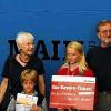 50 000 Besucher bei „Main und Meer“: von links Kapitän Ralf Wiertelorz, Rainhard Riepertinger, Projektleiter der des Landesausstellung, Roswitha und Heinz Lautenschlager mit den Enkeln Magnus und Ann-Sophie, Peter Weber von der DB Regio und Oberbürgermeister Sebastian Remelé.
