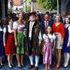 Auf dem Weg vom Rathaus zum Main: Weinprinzessin Jessica aus Theilheim, Gästeführerin Charlotte Will, die Weinprinzessinnen Marina aus Kleinochsenfurt und Lisa aus Frickenhausen, Markgraf Babenberg alias Peter Güttler, Bürgermeister Ludwig Hofmann und Enkelin Victoria, die fränkische Weinkönigin Marion Wunderlich, die Ochsenfurter Zuckerfee Sophia Holze und die Röttinger Weinprinzessin Susanne.