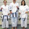(gz)   Die Karateabteilung der Turngemeinde Veitshöchheim (TGV) gratuliert ihrem Sensei Thomas Igerst (Bildmitte) zum vierten Dan sowie Regina Igerst (rechts) und Kristin Gerlach (links) zum ersten Dan. Das Trio nahm die Urkunde zu ihrem neuen Meistergrad in Wald-Michelbach/Odenwald in Empfang. Hier gehörten die TGV-ler zu den nahezu 1000 Karateka aller Graduierungen, die aus aller Welt angereist waren. Neben Bundestrainer Shihan Hideo Ochi (achter DAN) vermittelten international anerkannte Trainer den Schülern nicht nur Karatetechniken, sondern auch die Werte der Kampfkunst. „Bei täglich vier Stunden schweiß-treibendem Training wurde den Karatekas alles abverlangt“, berichtet Sensei Igerst. Es sei lehrreich gewesen. Disziplin und Konzentration, aber vor allem Respekt und Freundschaft seien die Eigenschaften, die dabei für die Frauen und Männer aller Altersklassen im Vordergrund standen.