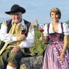 (fr)   Am Mittwoch, 14., und Donnerstag, 15. August, laden der Weinbauverband und der Musikverein zu ihrem Straßenweinfest auf dem historischen Marktplatz ein. Zur Unterhaltung spielen am Mittwoch ab 18 Uhr die Oberspiesheimer Musikanten. Um 19 Uhr eröffnen Weinprinzessin Julia Schneider und Zehntgraf Albert Kestler (Foto) das Weinfest. Am Donnerstag spielen zum Frühschoppen ab 10.30 Uhr die Schappier Gässlesgeicher auf, ab 13 Uhr unterhält der Musikverein Gernach, anschließend ab 18 Uhr die Schlosskapelle Erlach. Die Fähre ist am Mittwochabend bis ein Uhr und am Donnerstag bis 24 Uhr im Einsatz. Für das leibliche Wohl ist an beiden Tagen gesorgt.