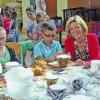 Ferienbetreuung: Firmenchefin Angelique Renkhoff-Mücke besuchte die Warema-Sonnenkinder, die bei einem Workshop getreu dem Afrika-Thema gerade Trommeln bauen.