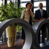 Ein Jahrhundert Bankgeschichte: Unser Bild zeigt bei der Ausstellungseröffnung im Forum-Gebäude (von links) Silvia Gallowsky, Geschäftsführerin des Historischen Vereins bayerischer Genossenschaften, sowie die beiden VR-Bank-Vorstände Joachim Erhard und Rainer Wiederer.