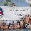 (zis)   Zur Urlaubszeit beendete die Wasserwacht Iphofen den zweiten Kinderschwimmkurs des Jahres. Ausbilderin Martina Taillefer-Schnepf freute sich mit den Kindern, dass fast alle das Seepferdchen, das erste Schwimmabzeichen, bestanden haben, so das Presseschreiben. Um das Seepferdchen zu bekommen, müssen die Kinder 25 Meter Schwimmen, einmal vom Beckenrand springen und einen Gegenstand aus dem Wasser holen. Die Ausbilderin bat die Eltern, weiterhin mit den Kindern zum Schwimmen zu gehen, denn: Nur Übung macht den Meister. Außerdem bedankte sie sich bei den Helfern der Wasserwacht, besonders Walter Kaluza, für die Unterstützung. Auf dem Bild sind neben einem Teil der Kinder auch ein Teil der Helfer (von links): Erni Kraft, Walter Kaluza, Fred Laupenmühlen, Martina Taillefer-Schnepf, die Ausbilderin, Andreas Maurer und Bernhard Niedermeyer.