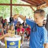 Experimente mit Wasserkraft: Dominik Möller (links) und Thomas Schlereth bringen das Wasserrad zum Laufen. Irina Wellige gibt Tipps.
