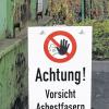 Allergrößte Vorsicht ist beim Umgang mit asbesthaltigen Baustoffen und bei der der Entsorgung geraten.