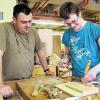 In der Holzwerkstatt im BBW Don Bosco: Florian A., Autist, mit seinem Ausbilder Christian Geier.