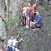 (koe)   Bereits zum sechsten Mal fand die zweitägige Kletterfreizeit des Ferienprogramms der Gemeinde Erlenbach statt. Sieben Kinder im Alter von zehn bis zwölf Jahren sammelten an den Felsen der Fränkischen Schweiz erste Erfahrungen in der Senkrechten oder verbesserten ihr Können unter Anleitung der erfahrenen Betreuer. Ein weiterer Höhepunkt war dabei die Übernachtung in einer abgelegenen Selbstversorgerhütte. Unterstützt wurde die Aktion durch Materialleihgaben des Deutschen Alpenvereins, Sektion Main-Spessart. Unter der fachlichen Anleitung von Uli Eichenseer, Paul Diener (oben) und Eva Gregor hatten die Jugendlichen aus Erlenbach riesigen Spaß beim Klettern.