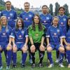 (dunk)   Mit insgesamt 25 Spielerinnen geht der ETSV Würzburg in seine dritte Spielzeit in der zweiten Frauenfußball-Bundesliga. Im Team von Trainer Christian Breunig stehen sieben Neuzugänge von denen zwei aus der eigenen U-17 in die erste Mannschaft aufrücken. Unterstützt wird das junge Team, dass mit den Rückzügen von Torjägerin Julia Manger sowie den beiden Abwehrroutiniers Martina Honecker und Christiane Bauer drei zentrale Stützen ersetzen muss, durch Achim Kaufmann, der als Athletiktrainer verpflichtet wurde. „Vieles soll professionalisiert werden“, so Breunig, der in dieser Saison vermehrt auf Videoanalysen zurückgreifen will. Für die am 8. September mit der Partie beim FFC Niederkirchen beginnende Spielzeit wird momentan sechs Mal wöchentlich trainiert. „Die Neuen sind bereits gut integriert, der Teamspirit stimmt“, so Breunig. Im Bild: (hinten von links) Co-Trainer Achim Kaufmann, Jennifer Röding (eigene Jugend), Medina Desic (FC Eichel), Marina Spuzic (FV Löchgau), Stefanie Löhr (SG Bornheim), Trainer Christian Breunig, (vorne von links) Stefanie Zinner (1899 Hoffenheim), Maria Ansmann (VfB Bad Mergentheim), Melina Eckert (FC Eichel), Nicole Kreußer (eigene Jugend), Melin Niedermayer (Universität Cleveland).