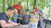 Konzentration: Kai-Uwe Porrmann fertigt mit den Kindern Tomahawks. Mit im Bild  Willi Grebner (links) und Franz Neugebauer.