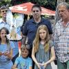 (hsa)   Neues Spielgerät für den Tierpark Sommerhausen: Vier neue Federwipptiere spendeten die IWS-Brieftaubenliebhaber. Drei neue Pferdchen und eine Kuh stehen nun auf dem Erlebnisspielplatz des Parks bereit. Bereits seit zwölf Jahren unterstützen die Brieftaubenfreunde den Tierpark regelmäßig („Interessengemeinschaft Wildpark Sommerhausen). Die Gelder sammelt die IWS sowohl aus eigenen Spenden der Würzburger Brieftaubenliebhaber als auch durch Preisflüge, die sie mit ihren Tauben veranstalten. Über die Jahre kamen so 36 285 Euro zusammen, mit denen Projekte des Tierparks unterstützt wurden. Im Bild: (von links) Lenny und Lena Thiele, Johanna Brux, Ernst Thiele, Vorsitzender der IWS Harald Herbach und Tierparkleiter Thomas Dodenhoff.