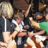 Heiß begehrt: Die Mitglieder der Band Sweet kamen beim Autogramme schreiben in Rödelsee kaum hinterher. Dort feierte die Burschenschaft am Wochenende ihr 50-jähriges Bestehen mit einer Classic-Rock-Nacht. Mit dabei waren neben Sweet auch Asia und Donny Vox.