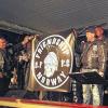 Geschenkübergabe im hohen Norden: Karbachs Motorradfreunde, die „Gladiators“, haben bei einem dreitägigen Norwegenbesuch freundschaftliche Bande mit ihren Namenskollegen aus Norwegen, Ohio und Serbien geschlossen.