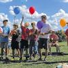 (gmv)   In sechs Tagen reisten in Waldbüttelbrunn 38 Kinder im Alter von acht bis 14 Jahren mit ihren Betreuern beim ProKi-Zeltlager der katholischen Pfarrgemeinde („Projekt für Kinder und Jugendliche“) durch fünf Kontinente. Mit dabei waren wieder die Eisinger Pfadfinder. Jeder Kontinent wurde dabei von einer Zeltgruppe vorgestellt, dazu bastelten die Kinder vom Boomerang über den Walk of Fame bis zur Papierlaterne landestypische Dinge. Gemeinsame Spiele durften nicht fehlen: So konnten sich die Leiter beim „Transportspiel“ nur mit Mühe gegen die Masse der Kinder durchsetzen. Und auch das Fußball kam auf dem angrenzenden Bolzplatz der DJK Abersfeld nicht zu kurz. Zudem gab's Wasserschlacht und Nachtwanderung. Ein Höhepunkt war das Feuerwerk in Zeitlupe, als alle Teilnehmer und Leiter Luftballons mit Wunderkerzen in den dunklen Nachthimmel steigen ließen. Am letzten Abend wurde Hartmut Schmitt aus dem Leiter-Team verabschiedet, der seit Beginn des ProKi (1999) bei allen 15 Zeltlagern dabei war. Beim Wortgottesdienst stand der Dank über das gelungene Zeltlager im Mittelpunkt, von den Proki-Teilnehmer mit Zetteln an Gasluftballons in den Himmel hinauf geschickt.