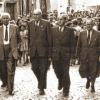 (kv)   Auf die Leser der Main-Post ist Verlass. In der Donnerstagsausgabe ist ein Bericht über den Blitzbesuch von Bundespräsident Theodor Heuß anno 1955 erschienen. Auf einem Bild (von links Heuß, Landrat Held, Bürgermeister Kreppel) war auch ein Mann in Knickerbocker abgebildet, der zunächst nicht identifiziert werden konnte. Nun ist das Rätsel gelöst, nachdem mehrere Mails und Telefonate bei der Redaktion eingegangen sind: Es handelt sich um Max Tschiggfrey. Er war im Dezember 1894 als Sohn des in Gerolzhofen und Dingolshausen tätigen Lehrers Johann Tschiggfrey in Rimbach zur Welt gekommen. Er arbeitete zunächst als kaufmännischer Angestellter bei Kugelfischer in Schweinfurt. Nachdem er ausgebombt wurde, zog er nach Gerolzhofen. Von 1946 bis 1959 war er dann als Lehrer an der Kreisberufsschule in Gerolzhofen tätig. Ehrenamtlich machte er sich einen Namen als Stadtarchivar (1964 – 1977) als Nachfolger von Georg Görres. Für seine Verdienste um das Archiv und beim Aufbau des Heimatmuseums wurde ihm 1977 die Bürgermedaille in Bronze verliehen.