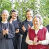 „Nachklang“: Bei der CD Nachklang haben viele Frauen und ein Mann gespielt und gesungen. Unser Bild zeigt (von links) Schwester Magdalena Wenig, Robert Seitz, Schwester Inge Grehn, Schwester Teresa Reulbach, Schwester Elisabeth Stahl, Ursula Gremminger, Schwester Josepha Delray und Schwester Blandine Kraus.