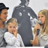 Besuch im Geburtsort: Nadine Angerer (links) bei der Fragerunde auf dem Podium mit Celine Brandt (rechts) und der kleinen Luisa.