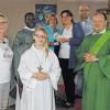 (rf)   Eine Spende in Höhe von 600 Euro von der Pfarreiengemeinschaft Maria Königin vom Kolben erhielt Pfarrer Paul Mutebi aus Muduuma in Uganda zum Weiterbau seiner Pfarrkirche. 300 Euro stammen aus dem Erlös vom Verkauf von Adventskränzen letztes Jahr in Löffelsterz, weitere 300 Euro kommen vom Eine-Welt-Kreis der Pfarreiengemeinschaft “Maria vom Kolben“.  Pfarrer Mutebi übernahm zum zweiten Mal die Urlaubsvertretung hier. Seine Heimatpfarrei liegt westlich von Kampala und nördlich des Viktoriasees. Sie umfasst 14 Gemeinden mit rund 7000 Christen und feiert im November ihr 50-jähriges Bestehen. Unser Bild zeigt bei der Spendenübergabe (von links) Pfarrgemeinderatsvorsitzende Gabriele Giehl aus Marktsteinach, Pfarrer Paul Mutebi, Ministrantin Vivian Höhn, Christine Keicher und Gabriele Kaiser (beide Eine-Welt-Kreis), Pfarrgemeinderatsvorsitzenden Adalbert Lösch aus Löffelsterz und Diakon Frank Menig.