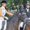 Gemeinsam glücklich auf den Rücken ihrer Pferde: Eva Thoma auf Donata und Korab Ahmeti auf Winzers Bester.