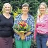 (gut)   Seit 25 Jahren arbeitet Petra Fink (Bildmitte) als Kinderpflegerin im Kindergarten. In einer Feierstunde dankten ihr die Kolleginnen und Kindergartenbeauftragte Margit Lampe (links) für ihren Einsatz in den beiden Uffenheimer Kindergärten. Begonnen hat Petra Fink im September 1988 im evangelischen Kindergarten St. Johannis, wo sie bis zum Umzug in die neue Kinderkrippe im Frühjahr dieses Jahres arbeitete. Besonders würdigten die beiden Kindergartenleiterinnen Sonja Markert (rechts) und Gudrun Trabert die Pionierarbeit, die Petra Fink beim Aufbau der Krippenarbeit im Uffenheim leistete. Bereits 2007 erkannte Petra Fink die Zeichen der Zeit und legte als erste Mitarbeiterin im gesamten Dekanatsbezirk Uffenheim die Prüfung zur Fachpädagogin für frühkindliche Bildung ab. Zuvor hatte sie eineinhalb Jahre lang hatte die Ausbildung berufsbegleitend gemacht. Im Mai 2008 wurde dann im Kindergarten St. Johannis in Uffenheim unter ihrer maßgeblichen Mitarbeit die erste Kinderkrippe im Dekanat eröffnet.  Seit Mai dieses Jahres arbeitet sie nun in der neuen dreigruppigen Kinderkrippe am Uffenheimer Karoline-Kolb-Kindergarten in der Sudetenstraße. Margit Lampe  überbrachte in Vertretung für Dekan Uwe Rasp die Grüße und den Dank der Kirchengemeinde. Die Kolleginnen beider Kindergärten würdigten Petra Fink mit einem selbst verfassten Lied.