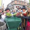 Gute Laune trotz düsterer Regenwolken: Nach dem Einmarsch des Weinadels war das Pressen frisch geernteter Weintrauben einer der Höhepunkte bei der Volkacher Weinleseeröffnung. Von links: Astheimer Karthäuser Leo Wagenhäuser, Wipfelder Zehntgraf Werner Kestler, Winzer Oliver Bienert, Obervolkacher Landsknecht Willi Bedenk mit dem Ratsherrn Werner Burger und der Volkacher Weinprinzessin Selina Laskowitz.
