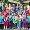 (hg)   Für 16 Mädchen und neun Jungs der Montessorischule Rhön und Saale in Sandberg begann die Schule auch heuer wieder einen Tag später. In der Kometenklasse betreut Felicitas Müller (Schul- und Klassenleitung, rechts in der zweiten Reihe) drei Jungs und sechs Mädchen. In der Planetenklasse betreut Sabrina Geier  (hinten rechts) drei Jungs und fünf Mädchen. In der Elementeklasse betreut Eva Pöpperl (hinten links) drei Jungs und fünf Mädchen.