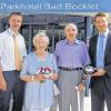 Kurdirektor Thomas Beck, Frau Gisela Krolla mit Ehemann August und Matthias Lutsch, Verwaltungsleiter Reha- und Präventionszentrum Bad Bocklet (von links).