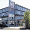 Dienstleistungszentrum: Markantes Eingangstor in den Industrie- und Gewerbepark Maintal in der Amsterdamstraße 2.
