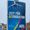 Ein AfD-Plakat am Ende der Schwabmünchner Fuggerstraße. Mit etwas Fantasie sehen die Blitze vor den Turbinen aus wie Siegrunen aus der Zeit des Nationalsozialismus. Der Staatsschutz ermittelt.