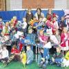 (mb) In der Grundschule Oberschwarzach begingen 36 Kinder ihren ersten Schultag. Klassenlehrerin der Regelklasse 1d mit 13 Jungen und sieben Mädchen ist Barbara Bördlein. Sabine Schuhmann und Inge Ortloff übernehmen die Leitung der Ganztagsklasse 1g, in der acht Jungen und acht Mädchen unterrichtet werden. Rektor Helmut Schmid zählte den Eltern in seinem Grußwort prägnante Tage im Leben eines Kindes auf: „Der erste Geburtstag, das erste Weihnachtsfest, der Tag, an dem das Kind seine ersten Schritte tat, an dem es das erste Wort sagte, der erste Tag im Kindergarten und schließlich der heutige Tag, der erste Schultag.“ Auch Bürgermeister Josef Radler begrüßte die ABC-Schützen und sprach von einem bedeutsamen Schritt, hier in die Grundschule aufgenommen zu werden. Unter anderem trugen die Klassen der zweiten, dritten und vierten Jahrgangsstufe bei der Begrüßungsfeier Lieder vor und führten Tänze auf. Schließlich durften die Erstklässler gespannt sein, was sich in ihren Schultüten verbirgt.