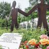 (dpa)  Zum vierten Todestag des Geschäftsmannes Dominik Brunner ist am Donnerstag am S-Bahnhof München-Solln ein Mahnmal für Zivilcourage enthüllt worden. Brunner starb dort am 12. September 2009 nach einer Schlägerei, als er vier Schüler vor Jugendlichen schützen wollte. Das Mahnmal zeigt Menschen, die sich unter dem Motto „Zusammenhalt macht stark“ an der Hand halten. Auf einer Tafel ist ein Zitat des französischen Dichters Moliere zu lesen: „Wir sind nicht nur verantwortlich für das, was wir tun, sondern auch für das, was wir nicht tun.“ Der Einsatz des Managers aus dem niederbayerischen Ergoldsbach wurde zum Symbol für Zivilcourage. „Dominik Brunners Handeln verdient größte Hochachtung“ sagte Kultusminister Ludwig Spaenle (CSU) bei der Enthüllung.