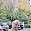 Der erste große Auftrag: Der Gemündener Architekt Georg Wiesinger vor dem Kreuzkloster, dessen Bau er als 25-Jähriger leitete. An diesem Mittwoch wird Wiesinger 80 Jahre alt.