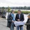 Ortstermin im Dettelbacher Hafen: Investor Reiner Fränkle (Mitte) im Gespräch mit Bürgermeisterin Christine Konrad und Artur Harth als Vertreter des Stadtrates. Bis 2014 soll der seit Jahren verwaiste Hafen hauptsächlich für den Umschlag von Getreide eingerichtet werden.