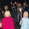 (hr)   In den stockdunklen Wald führte der Weg 16 tapfere Ferienkinder im Alter zwischen sieben und elf Jahren. Im Rahmen des Ferienprogramms hatte die Kolpingsfamilie zu einer Nachtwanderung eingeladen. Gruselstimmung kam bei den Kindern bei einer Schauergeschichte auf, die mitten im Wald erzählt wurde. Auf einer kurzen Wegstrecke, die von jedem Kind allein absolviert wurde, mussten alle ihren Mut zusammennehmen und durften sich auch nicht von unheimlichen Geräuschen, die aus dem Wald drangen, verunsichern lassen. Nach einer kurzen Trinkpause konnten die Kinder den Rückweg dank der entzündeten Fackeln entspannter antreten (im Bild). Zurück am Treffpunkt warteten schon die Eltern auf ihre Kinder.