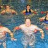 (gk) Da das Hallenbad Ochsenfurt immer noch nicht fertiggestellt ist, bietet der TVO ab Dienstag, 1. Oktober, jeweils um 19 und 20 Uhr, wieder einen funktionellen Aquagymnastik-Kurs zur Steigerung der Mobilität im Hallenbad Uffenheim an. Der Kurs umfasst elf Stunden und wird von den Krankenkassen bezuschusst. Kernziel ist laut Renate Schmalzl vom TVO Gymnastik im Wasser mit Schwerpunkt Ausdauer, Kraft, Koordinationsfähigkeit und Dehnfähigkeit. Gleichzeitig werde das Gleichgewicht geschult. Der Kurs ist für alle geeignet, die sich im Wasser fit halten wollen, gerade auch für ältere Menschen, deren Bewegungsradius an Land sehr eingeschränkt ist. Informationen und Anmeldung bei Renate Schmalzl unter  (0 93 31) 2 06 58.