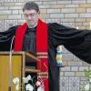 Martin Schewe verabschiedet: Den Pfarrer der Christuskirche hat seine Gemeinde am Sonntagnachmittag nach zehnjährigem Wirken in der voll besetzten Kirche verabschiedet. Dekan Oliver Bruckmann entband ihn von allen Aufgaben. Schewe übernimmt die Gemeinde Kraftshof bei Nürnberg.