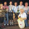 Meister der musikalischen Satire: die Geschwister Well mit den Versbacher Organisatoren Hubert Uhl (Dritter von links), Boris Collmann (Vierter von links) und Heiner Galm (Sechster von links).