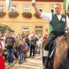 Hoch zu Ross: Kirchweihprediger Jochen Schenk gibt einige Kuriositäten in seiner Kirchweihpredigt zum Besten.