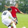 Kampfbetontes Derby auf Augenhöhe: Die SpVgg Althausen-Aub bezwang im Spitzen- und Nachbarschaftsderby die SG Gabolshausen/Untereßfeld mit 3:0. Hier umkurvt Kilian Kuhn SG-Torwart Hüseyin Aksu.